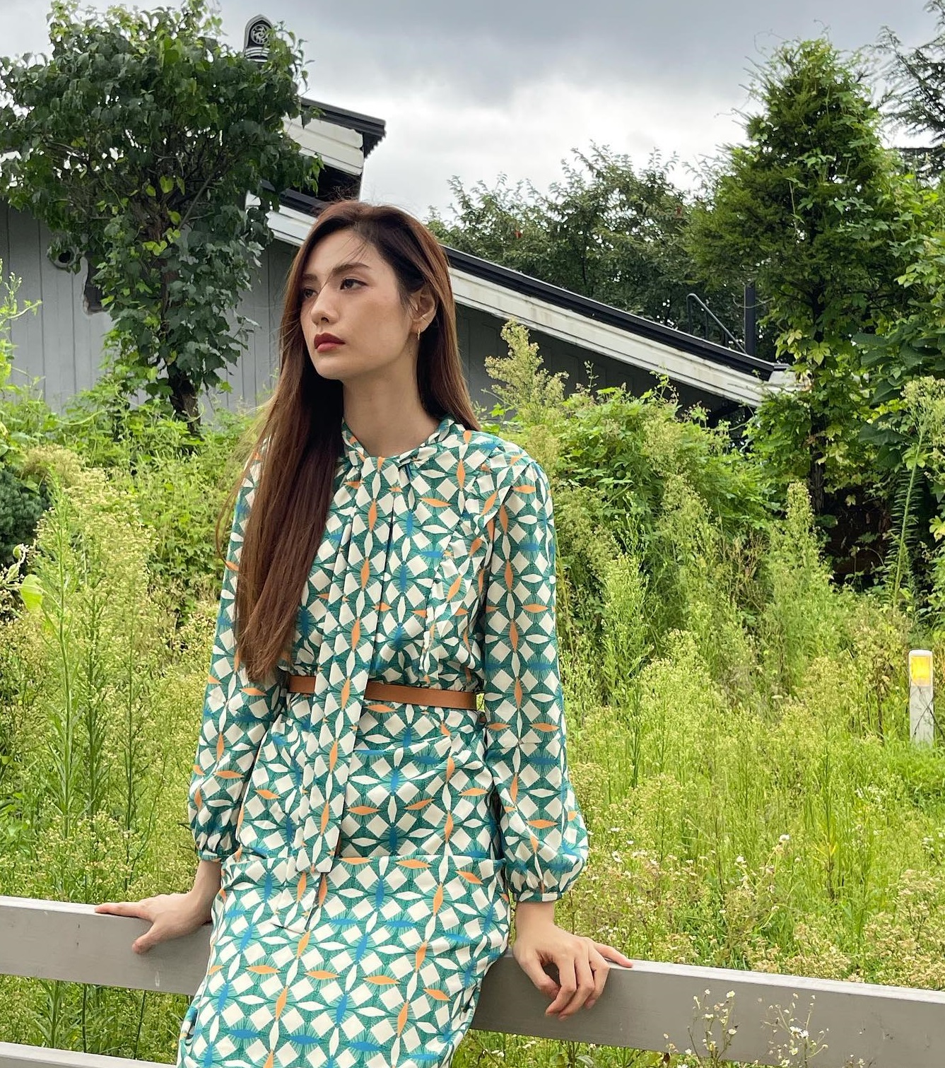 Nữ chính phim Mask Girl có phong cách nữ tính, ấn tượng nhất là những khi diện váy-10