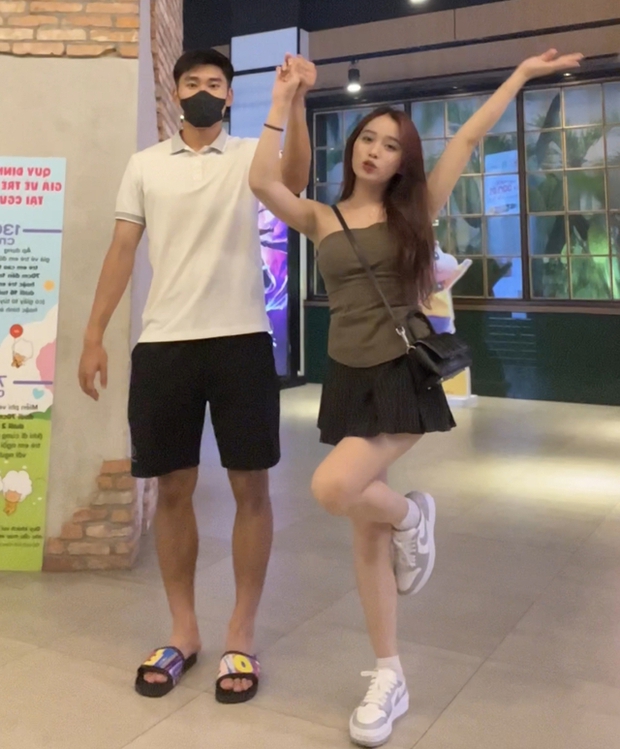 Tiền đạo ĐT Việt Nam cực ga lăng, thể hiện tình cảm với bạn gái hotgirl mọi lúc mọi nơi-2