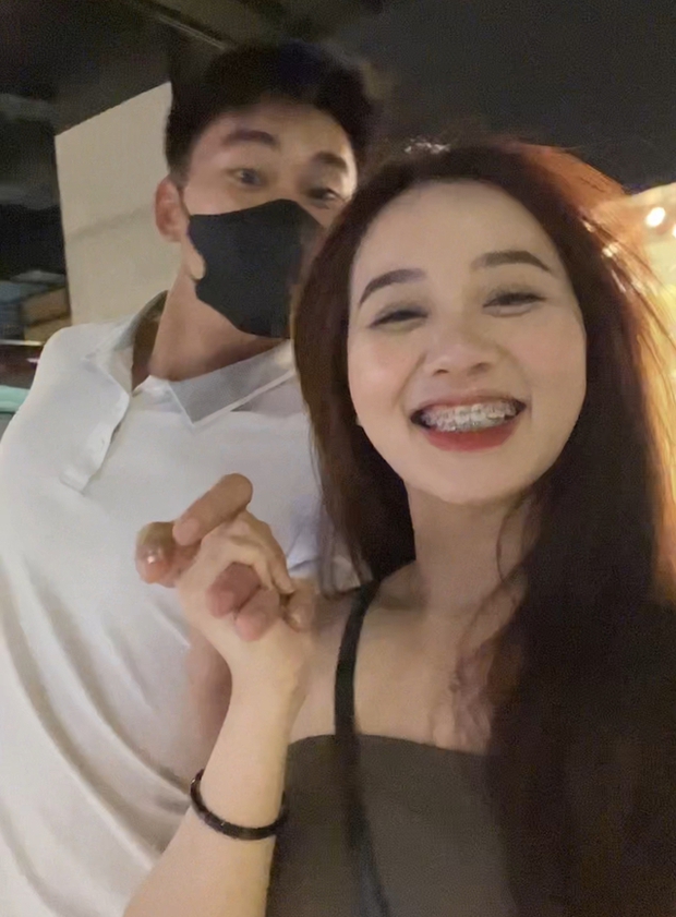 Tiền đạo ĐT Việt Nam cực ga lăng, thể hiện tình cảm với bạn gái hotgirl mọi lúc mọi nơi-3