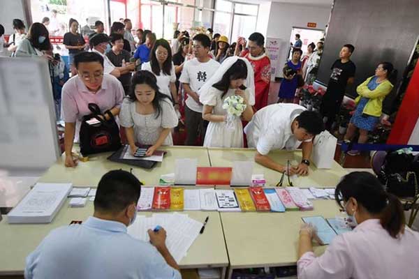 Trung Quốc: Các cặp đôi xếp hàng dài từ 3 giờ sáng để đăng ký kết hôn đúng ngày Thất Tịch-1