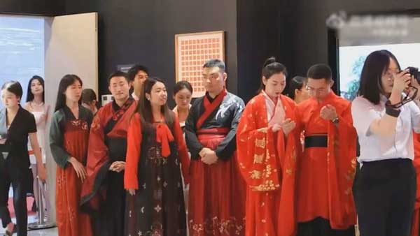 Trung Quốc: Các cặp đôi xếp hàng dài từ 3 giờ sáng để đăng ký kết hôn đúng ngày Thất Tịch-2