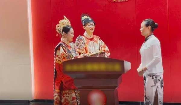 Trung Quốc: Các cặp đôi xếp hàng dài từ 3 giờ sáng để đăng ký kết hôn đúng ngày Thất Tịch-3