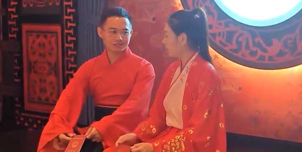 Trung Quốc: Các cặp đôi xếp hàng dài từ 3 giờ sáng để đăng ký kết hôn đúng ngày Thất Tịch-4