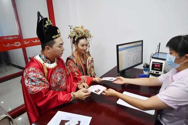 Trung Quốc: Các cặp đôi xếp hàng dài từ 3 giờ sáng để đăng ký kết hôn đúng ngày Thất Tịch-5