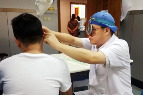 Chàng trai thủng màng nhĩ, phải nhập viện sau nụ hôn với bạn gái-1