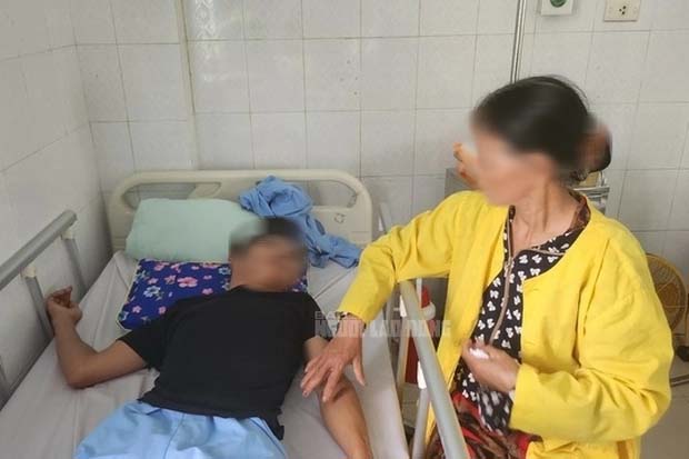 Mẹ nam thanh niên bị đánh dã man vào đầu, mặt trên quốc lộ: Sao chúng ác thế-1