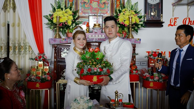 Đám cưới miền Tây bị cúp điện trước giờ làm lễ, chú rể ngoại quốc có quyết định khiến cả họ bất ngờ-3