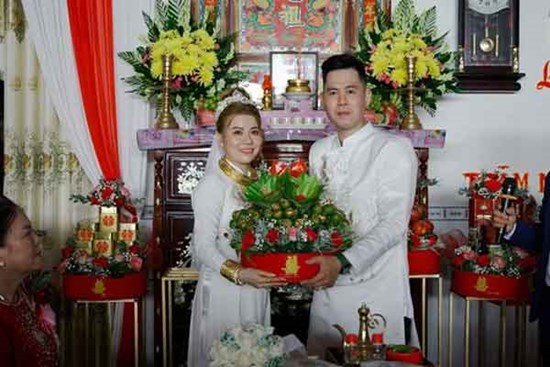Đám cưới miền Tây bị cúp điện trước giờ làm lễ, chú rể ngoại quốc có quyết định khiến cả họ bất ngờ