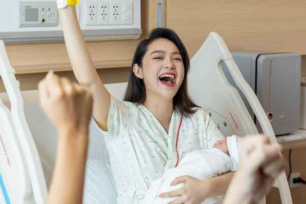 Minh Hằng bị nói làm màu vì bức hình trang điểm xinh đẹp bên con đầu lòng, netizen phản ứng thế nào?-6
