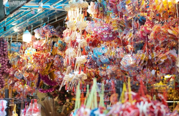 Đủ loại biệt thự có bể bơi, siêu xe sang chảnh hàng mã đón Rằm tháng 7-11