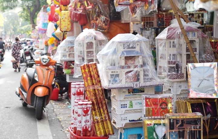 Đủ loại biệt thự có bể bơi, siêu xe sang chảnh hàng mã đón Rằm tháng 7-7