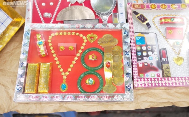 Đủ loại biệt thự có bể bơi, siêu xe sang chảnh hàng mã đón Rằm tháng 7-9