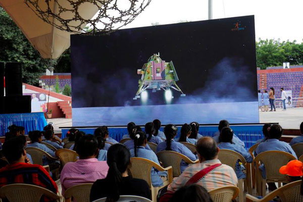 Ấn Độ vỡ oà khi tàu đổ bộ đáp xuống Mặt trăng thành công-1