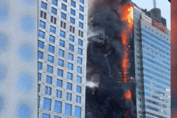 Tòa nhà 27 tầng bốc cháy dữ dội, người dân hốt hoảng tháo chạy