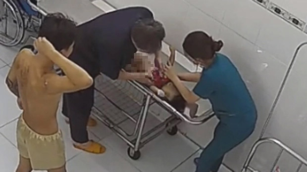 Cháu bé 2 tuổi chết bất thường, tạm giữ người tình của mẹ bé-1