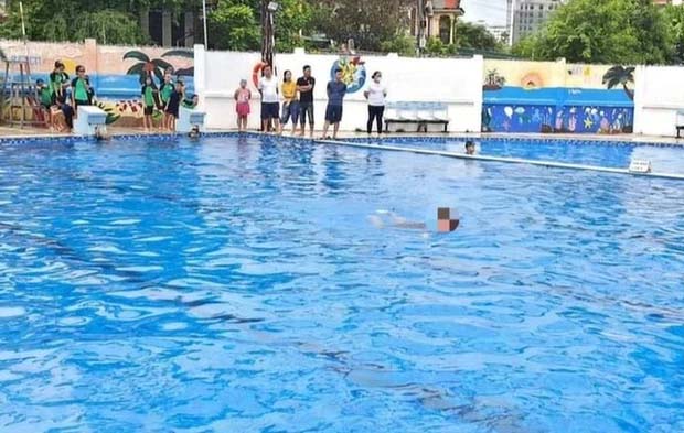 Tắm ở bể bơi trường học, nam sinh 13 tuổi đuối nước tử vong-1