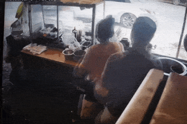 Nữ tài xế bị con gái 'cướp' vô lăng, ô tô gây tai nạn liên hoàn