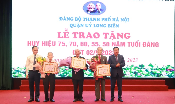 Phó Bí thư Thành ủy Nguyễn Văn Phong trao Huy hiệu Đảng tại quận Long Biên-1