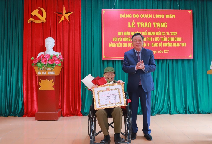 Phó Bí thư Thành ủy Nguyễn Văn Phong trao Huy hiệu Đảng tại quận Long Biên-3