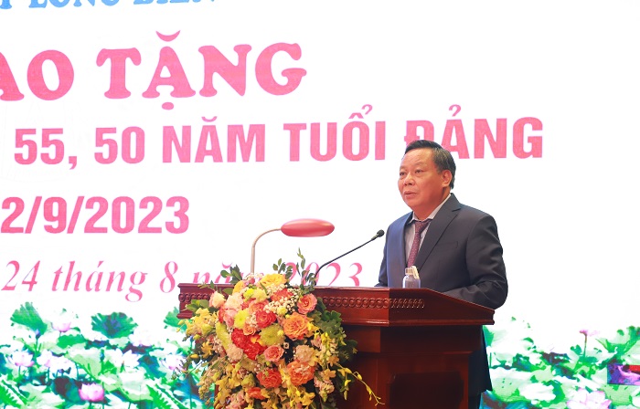 Phó Bí thư Thành ủy Nguyễn Văn Phong trao Huy hiệu Đảng tại quận Long Biên-4