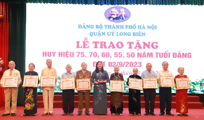 Phó Bí thư Thành ủy Nguyễn Văn Phong trao Huy hiệu Đảng tại quận Long Biên-5