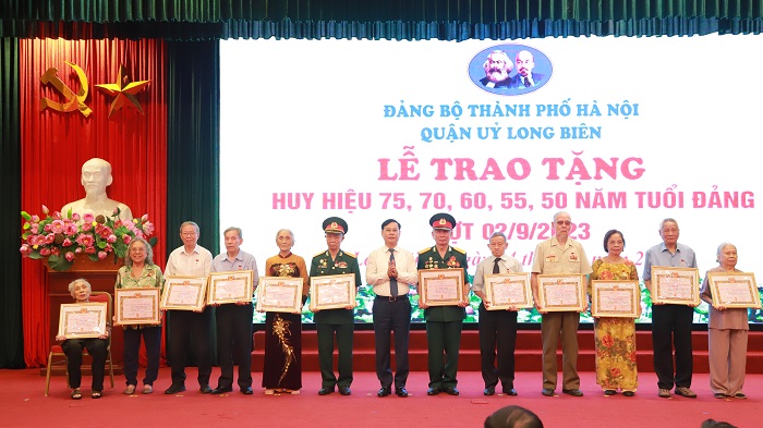 Phó Bí thư Thành ủy Nguyễn Văn Phong trao Huy hiệu Đảng tại quận Long Biên-6