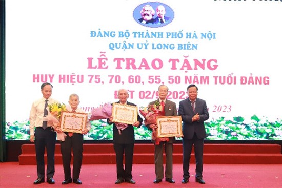 Phó Bí thư Thành ủy Nguyễn Văn Phong trao Huy hiệu Đảng tại quận Long Biên