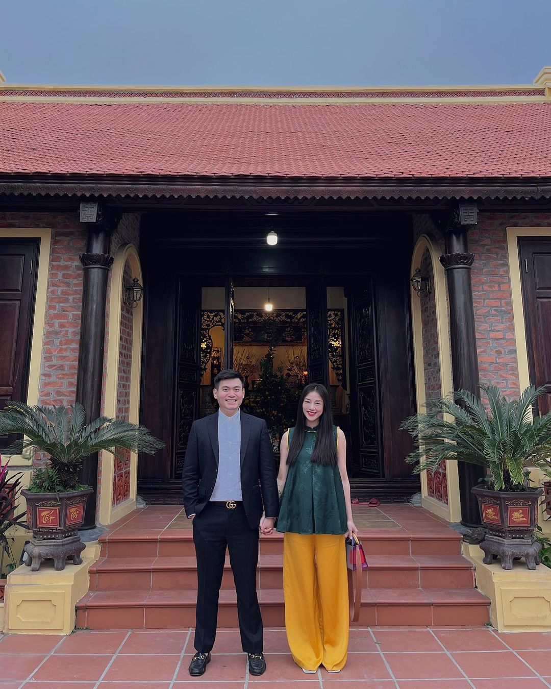 Ông xã Salim gây sốt mạng xã hội: Tổng tài tập đoàn may mặc lớn, về nhà sơ hở là có tiểu phẩm trêu vợ-6