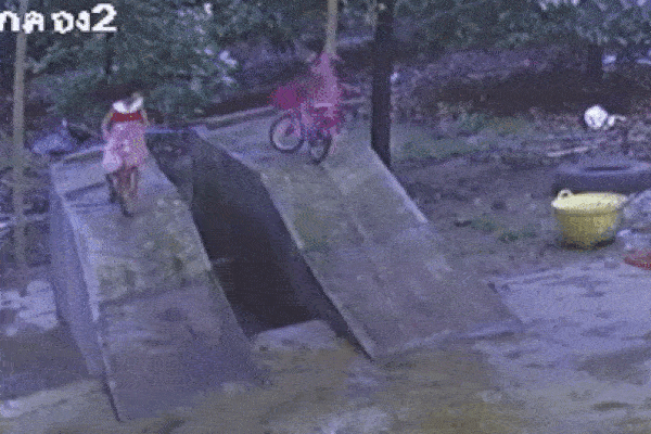 Khoảnh khắc ô tô đâm thẳng vào thẩm mỹ viện, khách hàng thoát nạn trong gang tấc-1