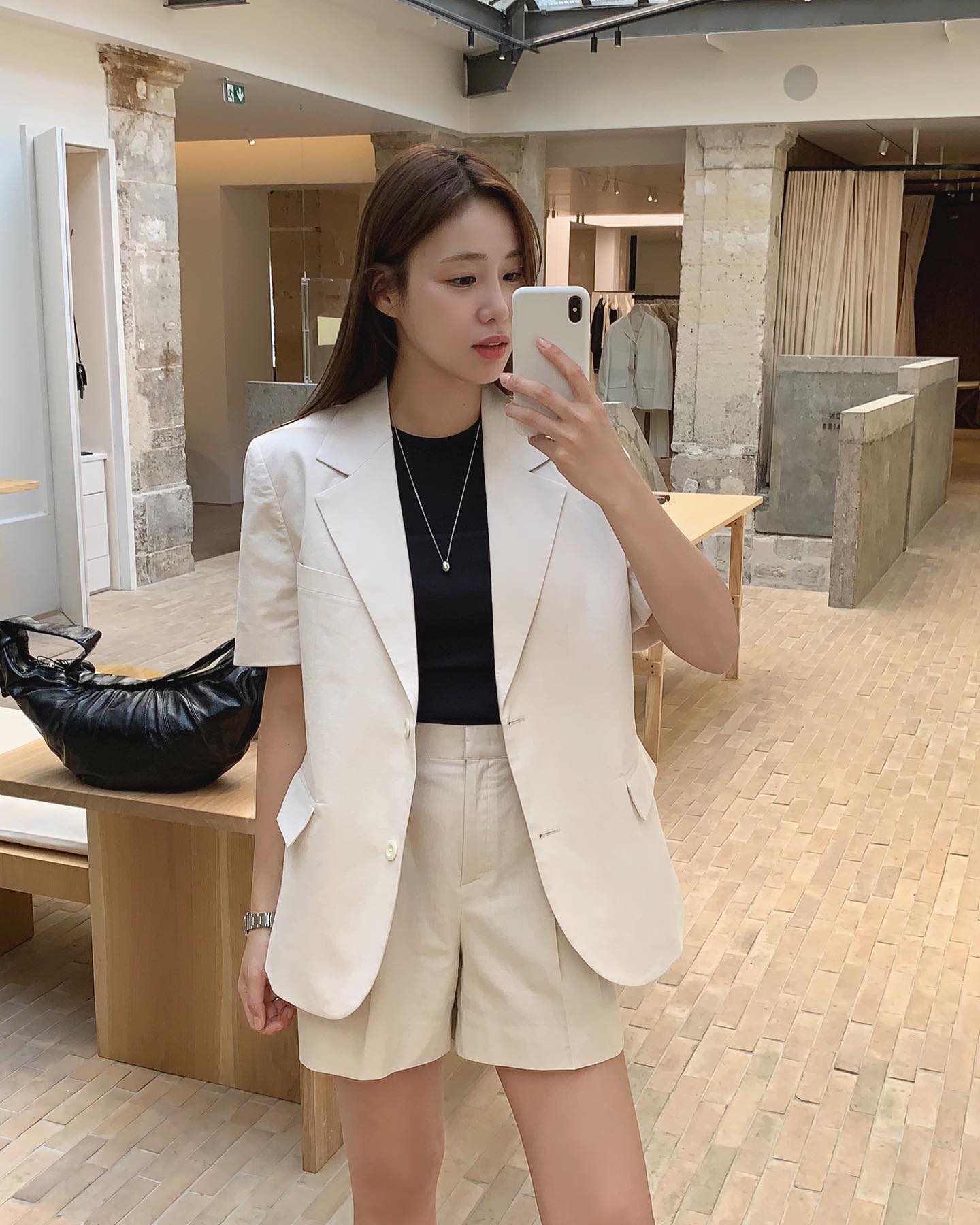 Biến hóa trẻ trung và thanh lịch với 10 cách diện áo blazer cộc tay-10