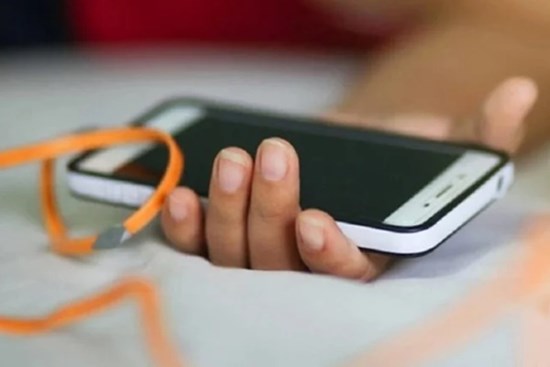 Vừa tắm vừa sạc điện thoại, bà bầu bị điện giật chết cùng em bé trong bụng