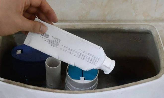 Đừng vứt tuýp kem đánh răng đã dùng hết, hãy ném vào bồn cầu, rất hữu ích lại tiết kiệm-3