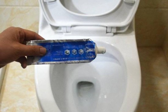 Đừng vứt tuýp kem đánh răng đã dùng hết, hãy ném vào bồn cầu, rất hữu ích lại tiết kiệm