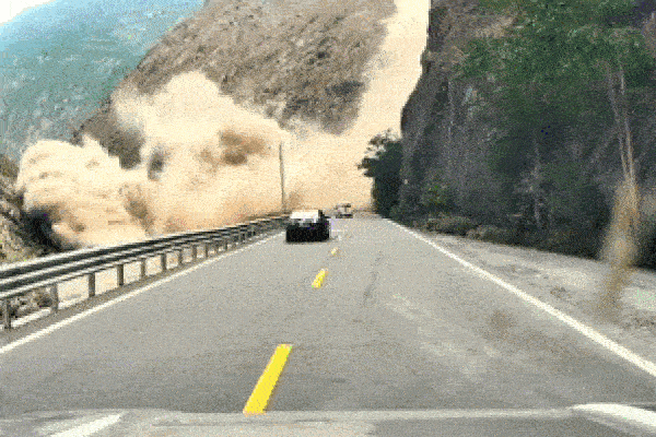 Hàng loạt tảng đá lớn lăn xuống đường suýt đè trúng ô tô-1