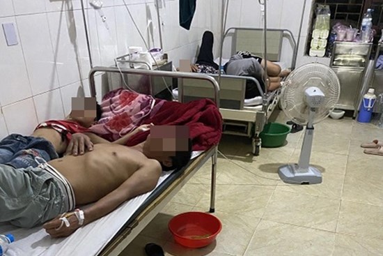 Hàng chục người nhập viện sau khi ăn tiết canh bê