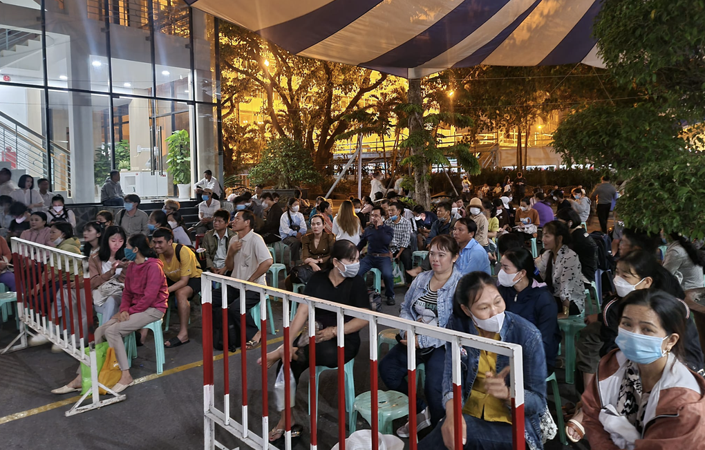 Tân sinh viên chờ nhập học ở cổng trường đại học từ 3h sáng: Lý do bất ngờ!-1