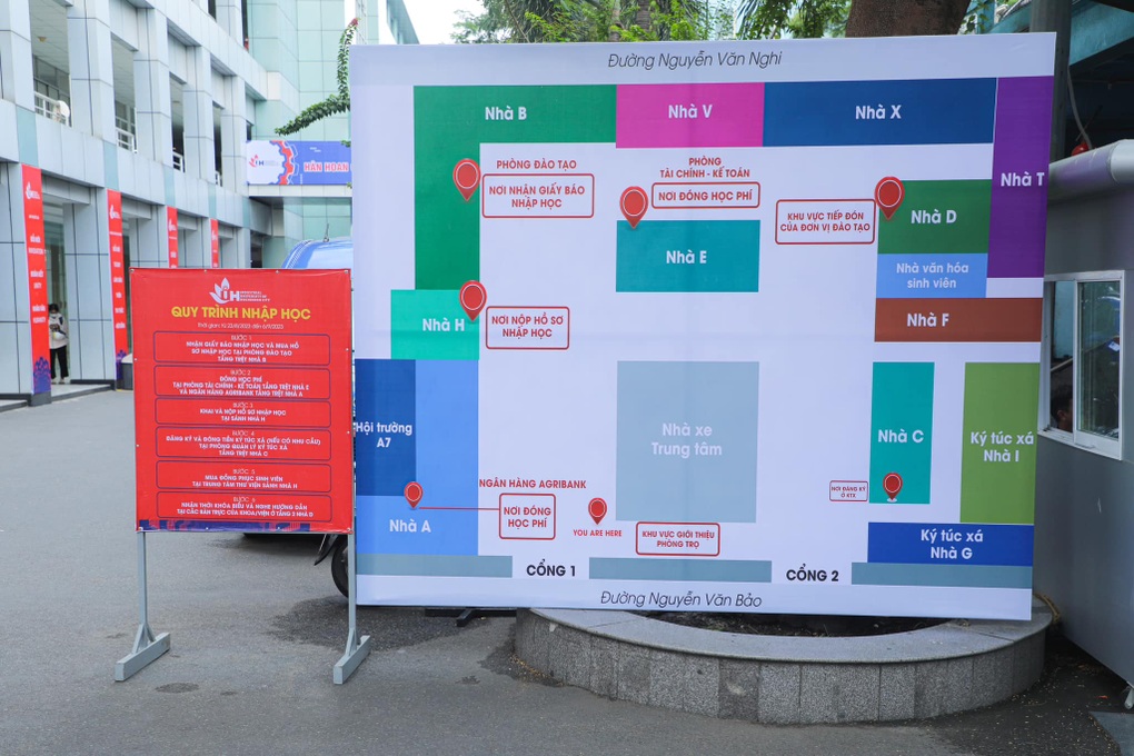 Tân sinh viên chờ nhập học ở cổng trường đại học từ 3h sáng: Lý do bất ngờ!-3