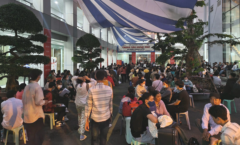 Tân sinh viên chờ nhập học ở cổng trường đại học từ 3h sáng: Lý do bất ngờ!-2