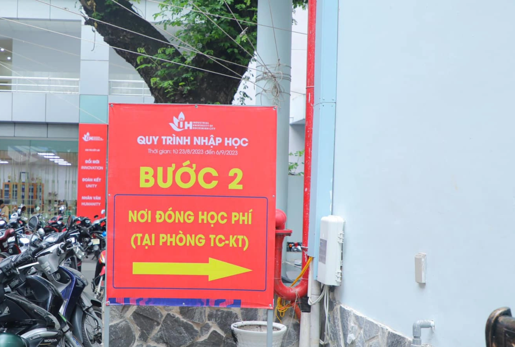 Tân sinh viên chờ nhập học ở cổng trường đại học từ 3h sáng: Lý do bất ngờ!-4