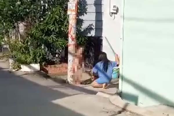 Bắt khẩn cấp người phụ nữ bạo hành bé trai trong lúc bé trần truồng-3