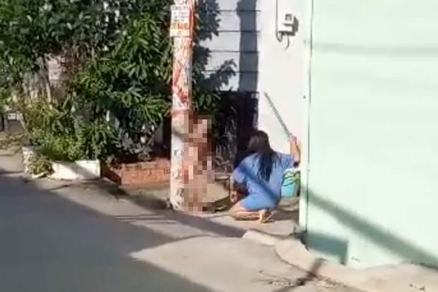 Người phụ nữ dùng chổi đánh bé trai 8 tuổi không mặc quần áo ở TP.HCM-1