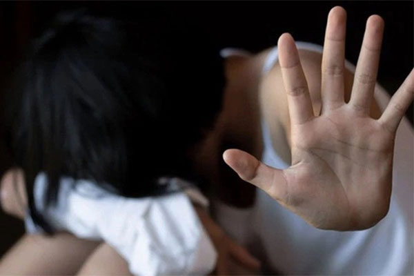 Vì sao cô gái tố bị bác sĩ xâm hại không nhờ người điều trị chính hỗ trợ?-4