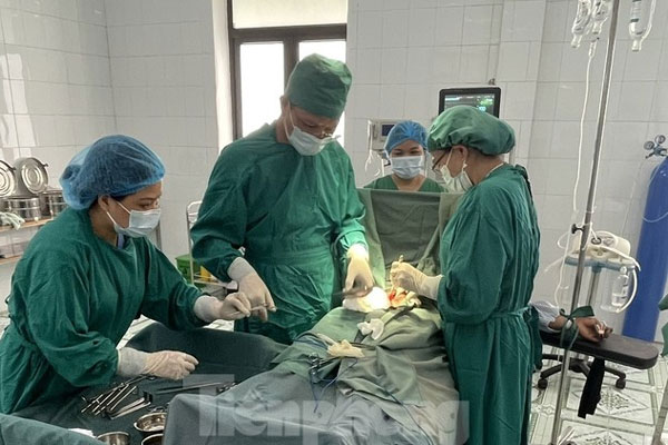 Đứng xem bò chọi nhau, người đàn ông ở Cao Bằng bị húc thủng bụng-1