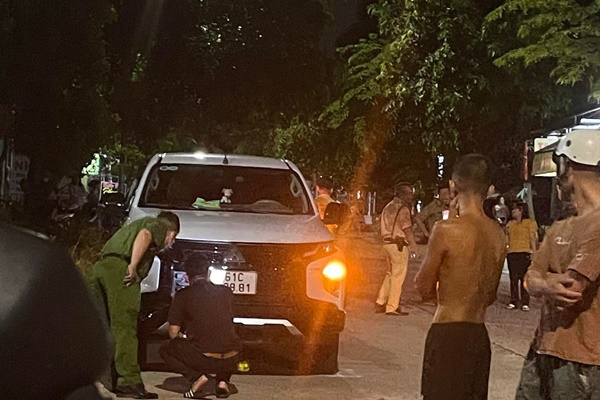 Bé trai 17 tháng tuổi bị ô tô nhà hàng xóm lùi cán tử vong thương tâm-1