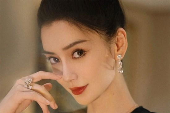 Một năm sau khi ly hôn Huỳnh Hiểu Minh, Angelababy sống thế nào?