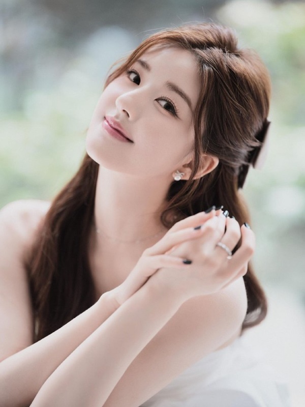 Style đời thường của 3 tiểu hoa 95” Cbiz: Triệu Lộ Tư - Trương Tịnh Nghi trẻ trung, Ngu Thư Hân hoá fashionista-1