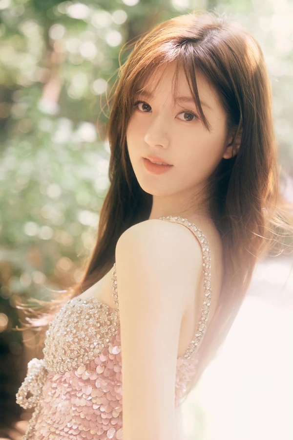 Style đời thường của 3 tiểu hoa 95” Cbiz: Triệu Lộ Tư - Trương Tịnh Nghi trẻ trung, Ngu Thư Hân hoá fashionista-2