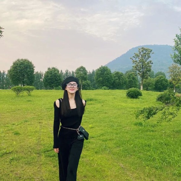 Style đời thường của 3 tiểu hoa 95” Cbiz: Triệu Lộ Tư - Trương Tịnh Nghi trẻ trung, Ngu Thư Hân hoá fashionista-4