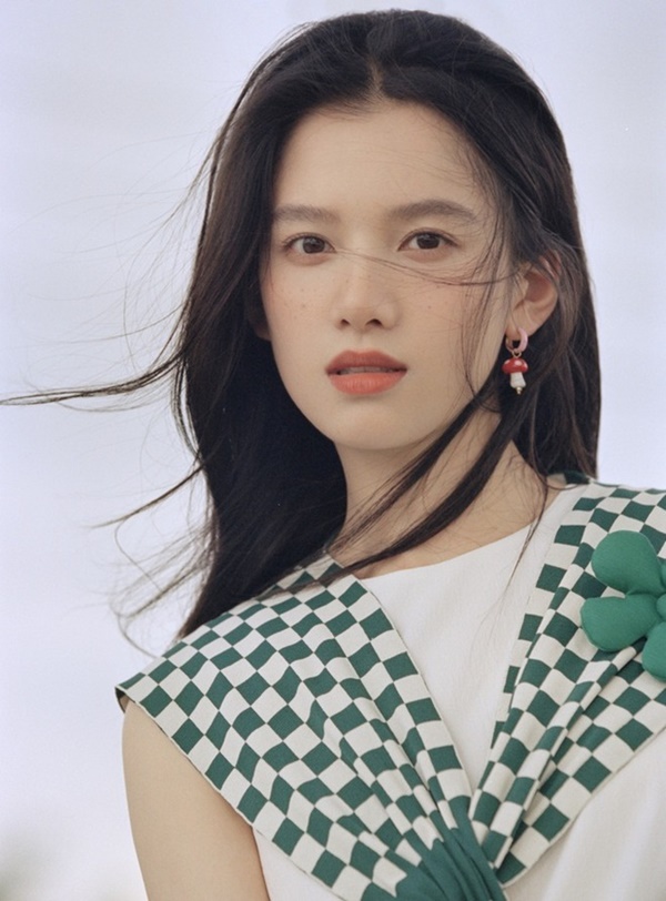 Style đời thường của 3 tiểu hoa 95” Cbiz: Triệu Lộ Tư - Trương Tịnh Nghi trẻ trung, Ngu Thư Hân hoá fashionista-7