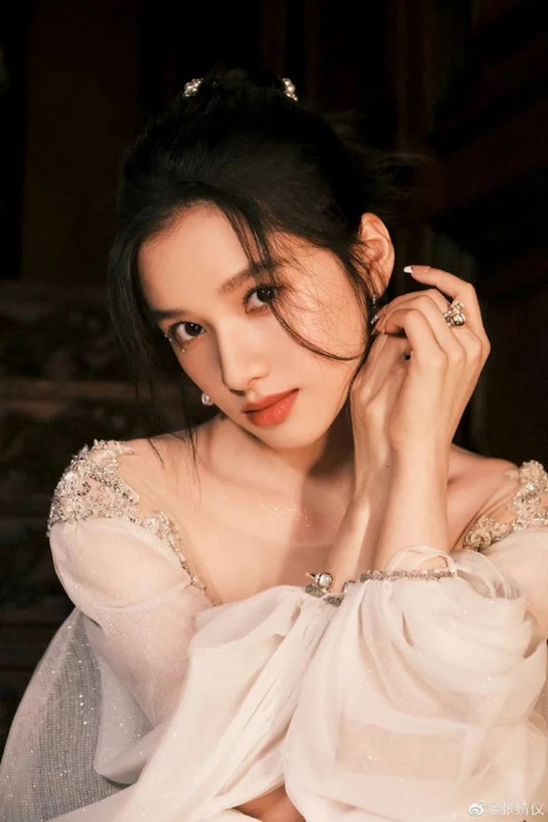 Style đời thường của 3 tiểu hoa 95” Cbiz: Triệu Lộ Tư - Trương Tịnh Nghi trẻ trung, Ngu Thư Hân hoá fashionista-8